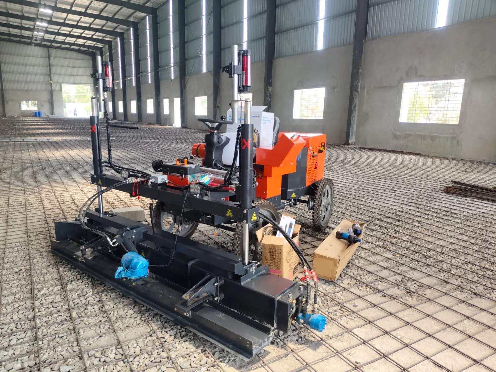 Four-wheel laser screed on a warehouse pour
